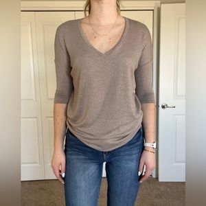 Three quarter sleeve V-neck London Tee